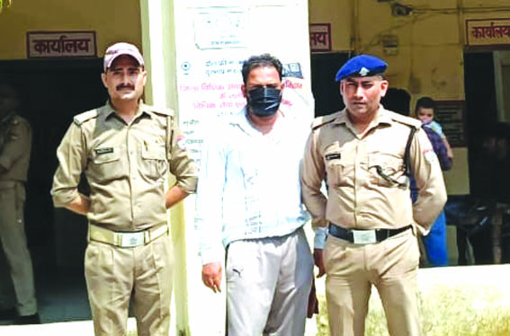 पुलिस गिरफ्त में आरोपित