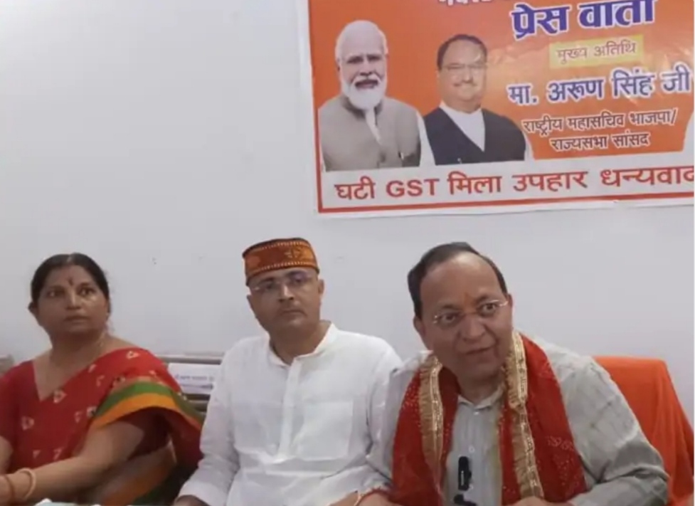 भाजपा जिला कार्यालय में आयोजित प्रेस वार्ता में पार्टी के राष्ट्रीय महासचिव व राज्यसभा सदस्य अरुण सिंह व अन्य।