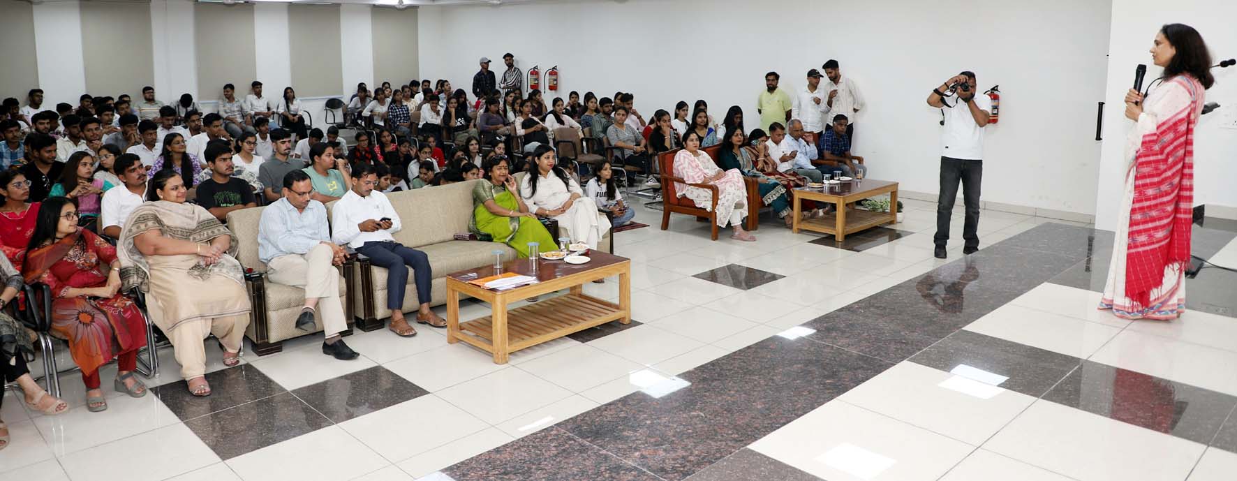 समारोह को संबोधित करते मुख्यातिथि विश्वविद्यालय की प्रथम महिला डा. वंदना बिश्नोई।