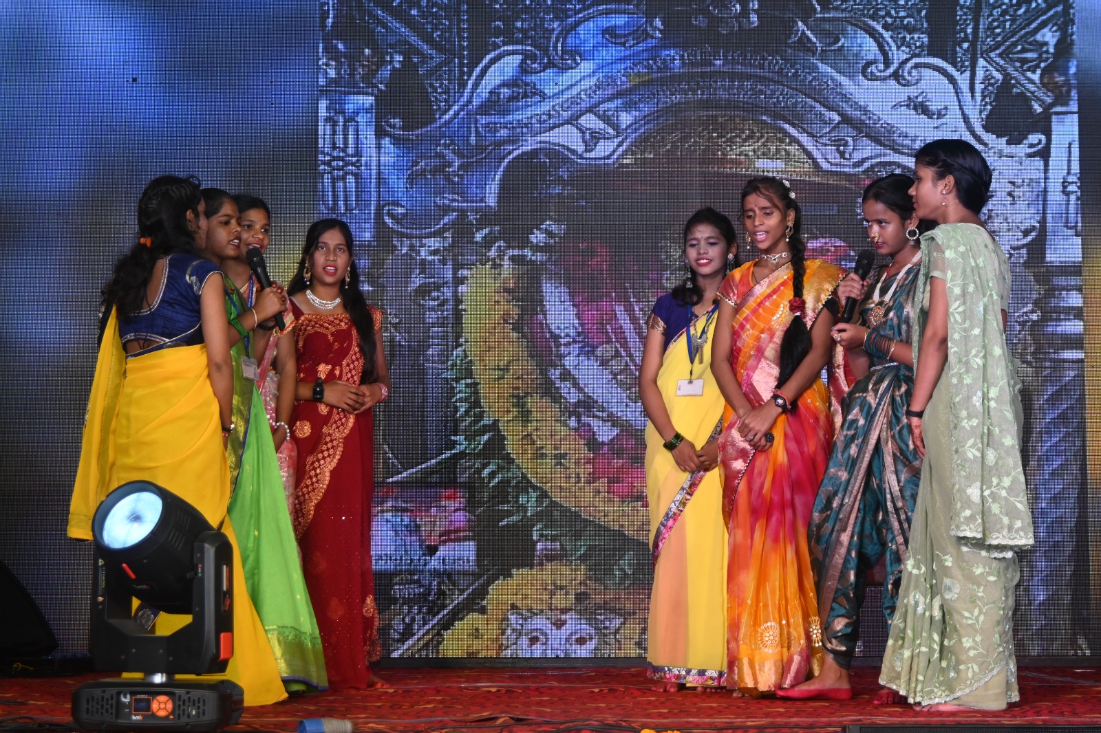 देवी गीत प्रस्तुत करती कलाकार।