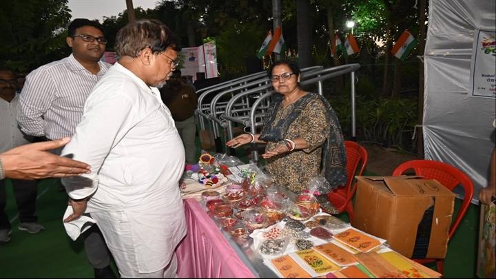 ग्वालियरः मंत्री तोमर ने आजीविका फ्रेश मेले में स्व-सहायता समूह द्वारा लगाए गए स्टॉलों का किया अवलोकन