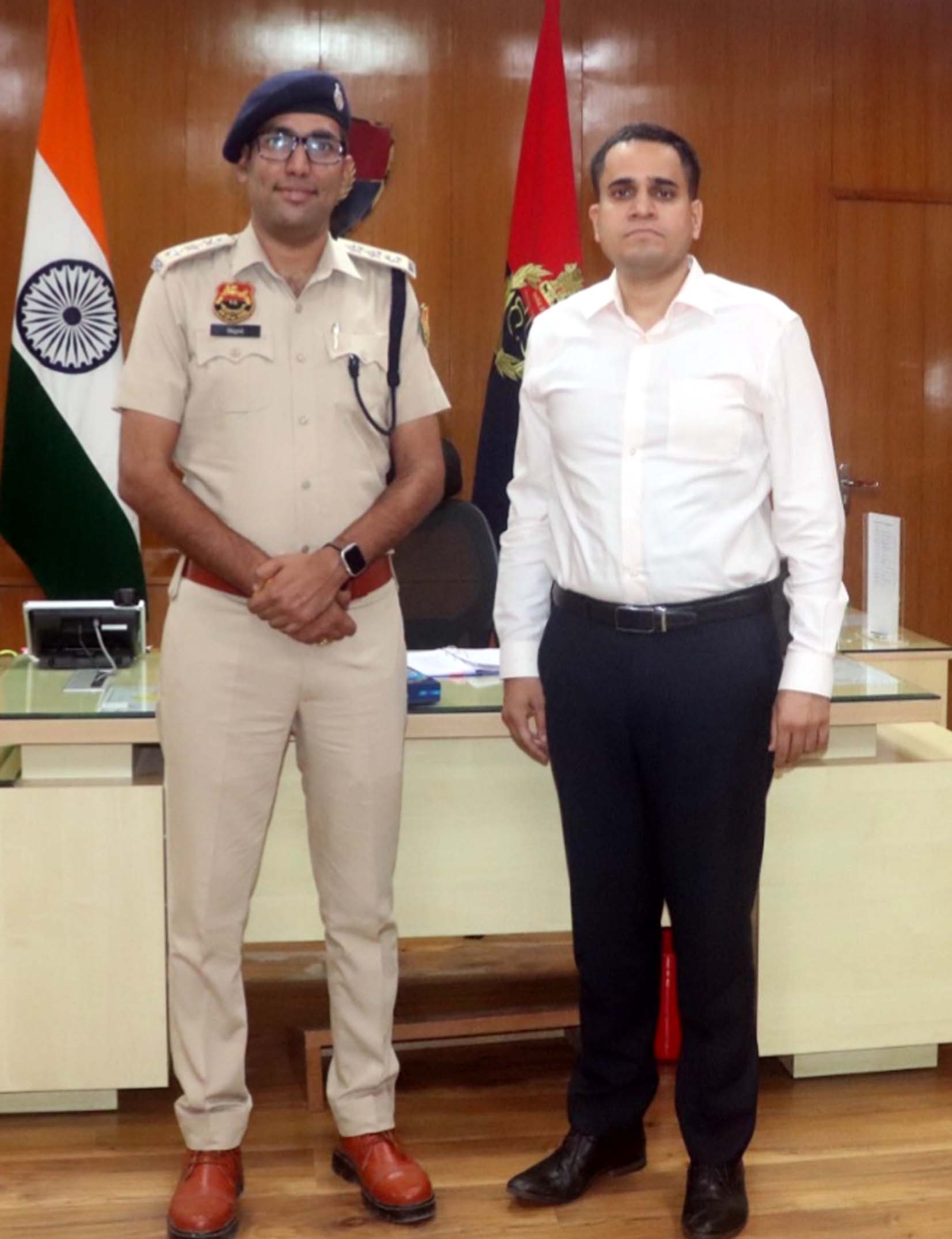 सिद्धार्थ बिश्नोई को स्टार लगाकर पदोन्नत करते एसपी अमित यशवर्धन।