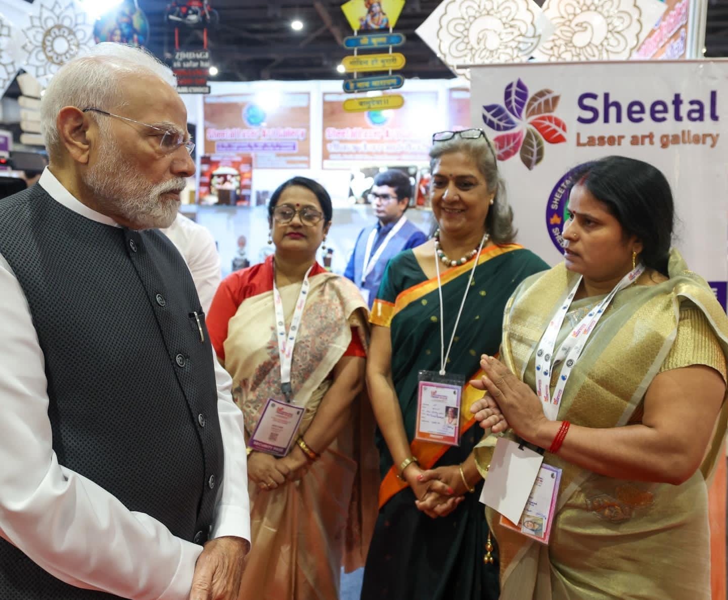 *ग्रेटर नोएडा में आयोजित यूपी इंटरनेशनल ट्रेड शो में गोरखपुर की कौशल्या देवी से भी संवाद किया पीएम मोदी ने*