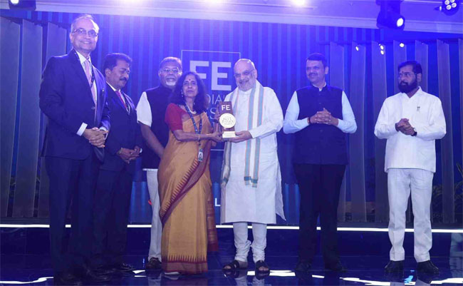फोटो: मुंबई में आयोजित कार्यक्रम में पुरस्कारों का वितरण करते हुए केंद्रीय गृहमंत्री अमित शाह
