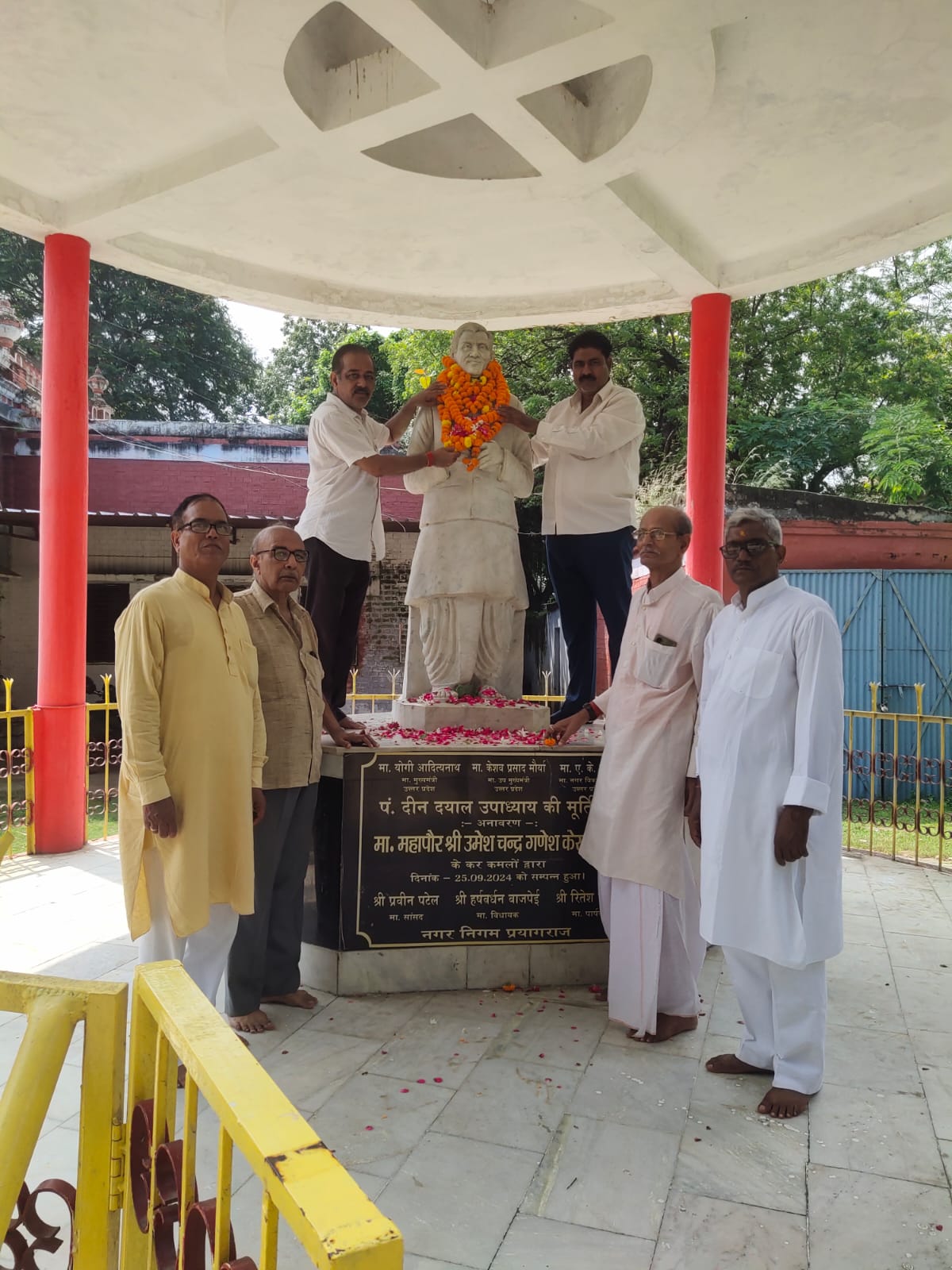 पंडित दीन दयाल उपाध्याय के 109वीं जयंती पर उनकी मूर्ति पर श्रद्धासुमन अर्पित करते हुए संघ व भाजपा कार्यकर्ताओं का छाया चित्र