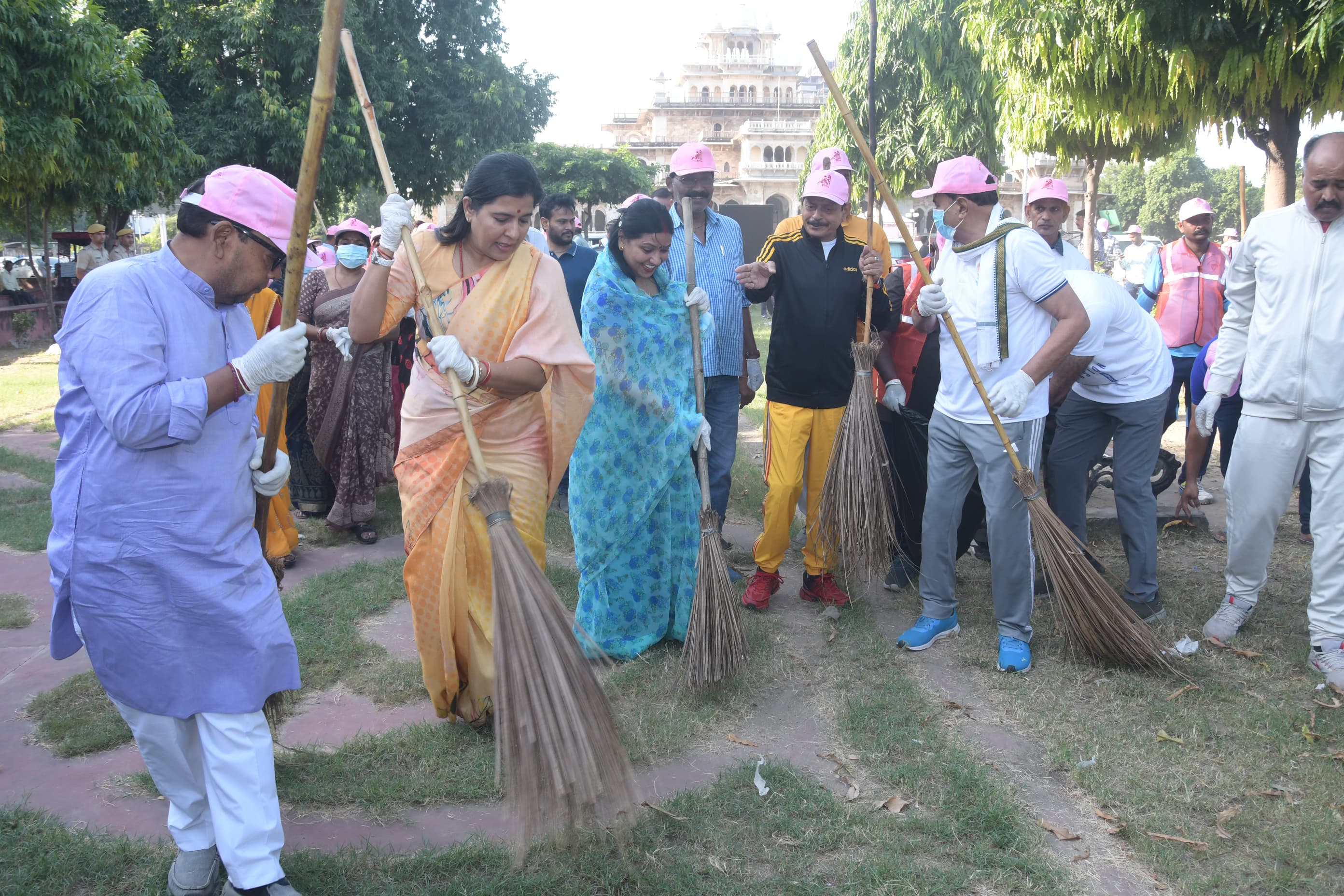 जयपुर को एक दिन एक घंटा एक साथ स्वच्छ बनाने के लिए रामनिवास बाग में जुटे लोग