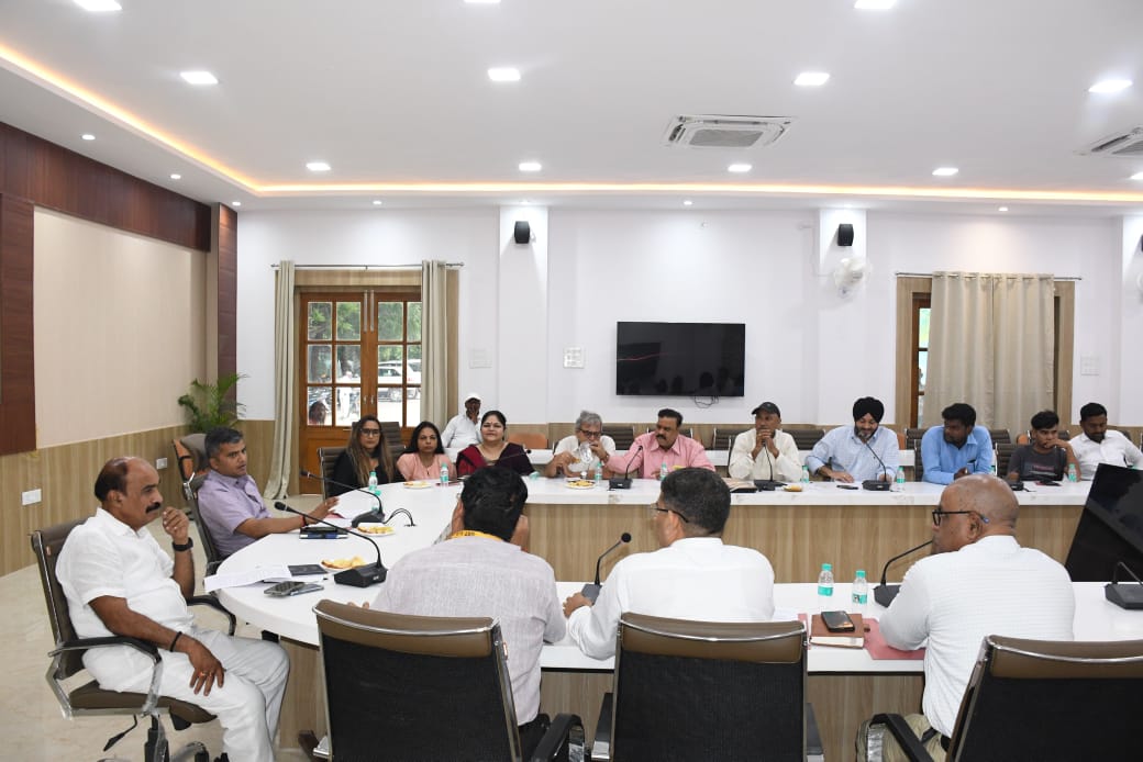 व्यापारियों के साथ बैठक करते हुए जिलाधिकारी प्रयागराज मनीष कुमार वर्मा का छाया चित्र