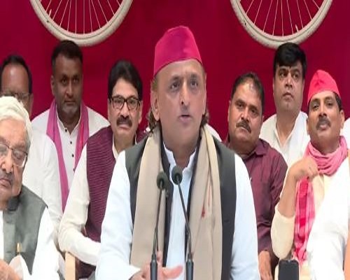 सपा अध्यक्ष एवं पूर्व मुख्यमंत्री अखिलेश यादव पत्रकारों से बात करते हुए।