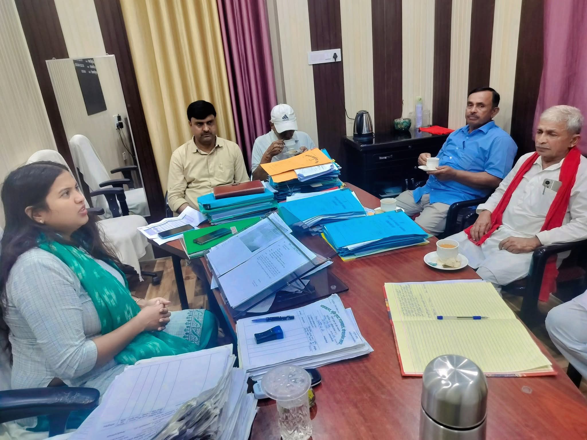 बैठक करते अधिकारी