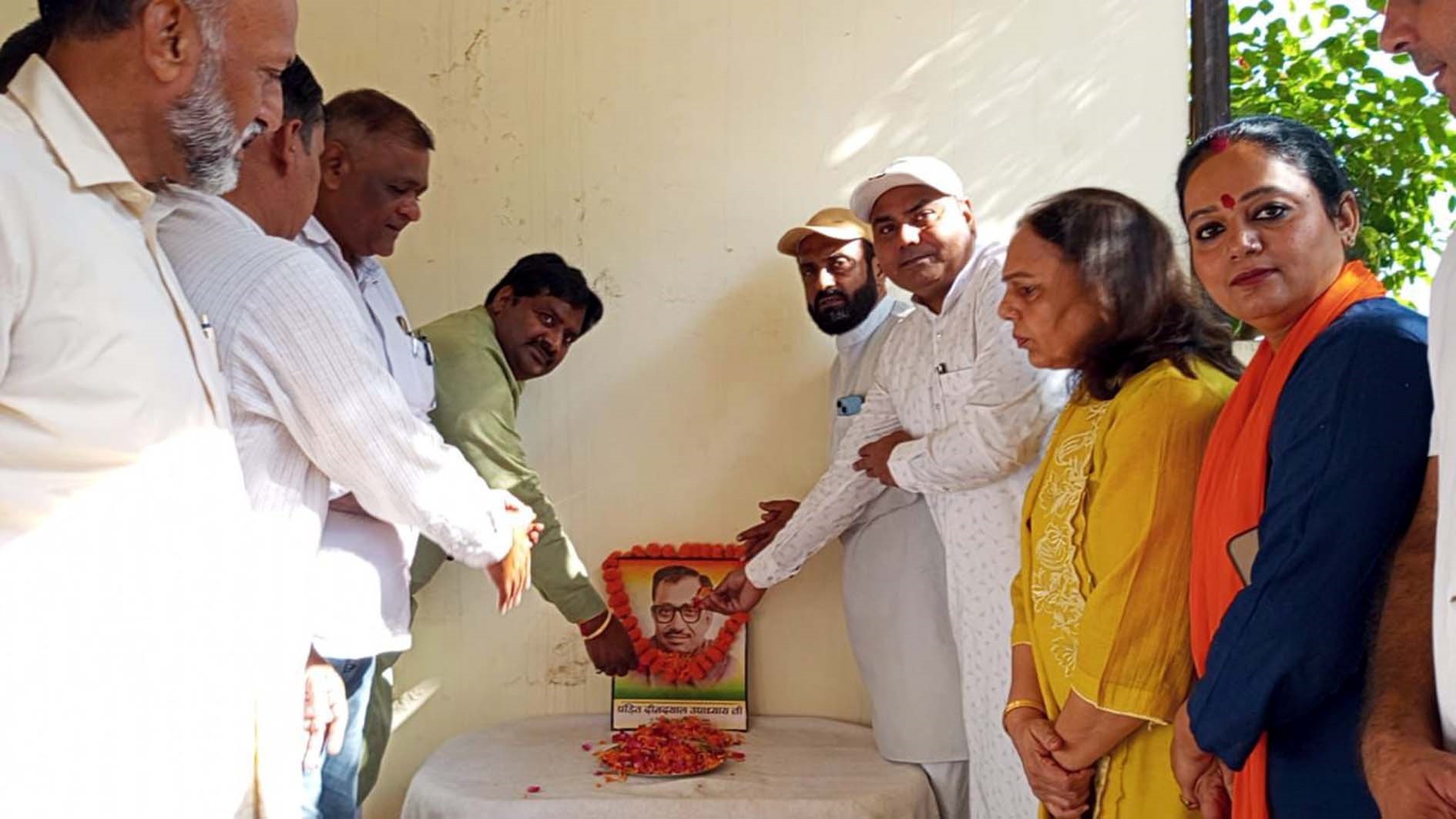 पंडित दीनदयाल उपाध्याय के चित्र पर पुष्प अर्पित पार्टी नेता।