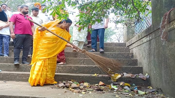 मंडलाः पीएचई मंत्री संपतिया उईके ने किया स्वच्छता के लिए श्रमदान