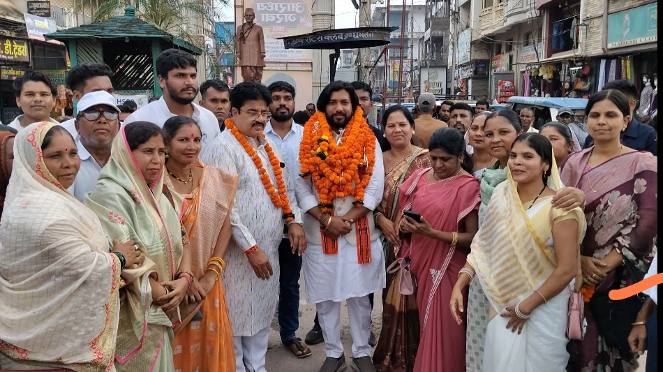 शहर के घड़ी चौक में कैबिनेट मंत्री गुरु खुशवंत साहेब का स्वागत करते हुए सतनामी समाज के लोग।