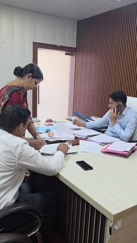 जनस्वास्थ्य विभाग के कार्यालय में रिकार्ड को खंगालती मुख्यमंत्री उडऩदस्ते की टीम।