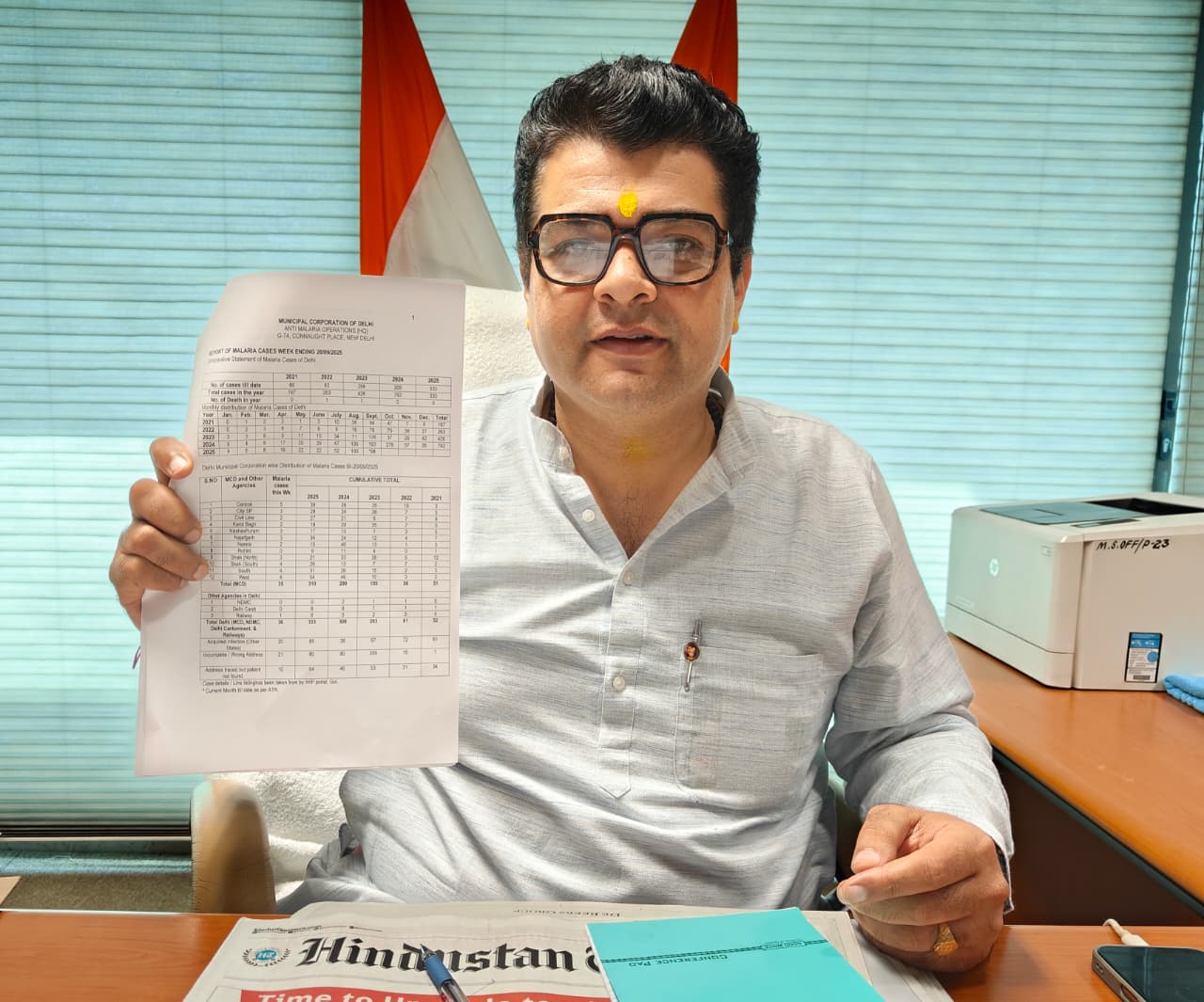 एमसीडी में नेता प्रतिपक्ष अंकुश नारंग डेंगू, चिकनगुनिया और मलेरिया का रिकार्ड देते हुए।