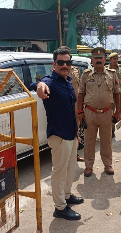 पुलिस आयुक्त मोहित निरीक्षण करते हुए (वीडियो से ली गई फोटो)