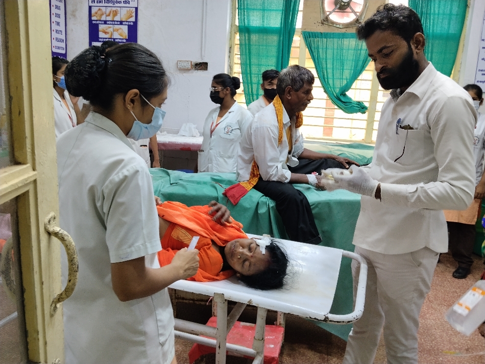जिला अस्पताल के आपातकालीन कक्ष में दुर्घटना में घायल मरीजों का उपचार करते हुए स्वास्थ्य कर्मी।