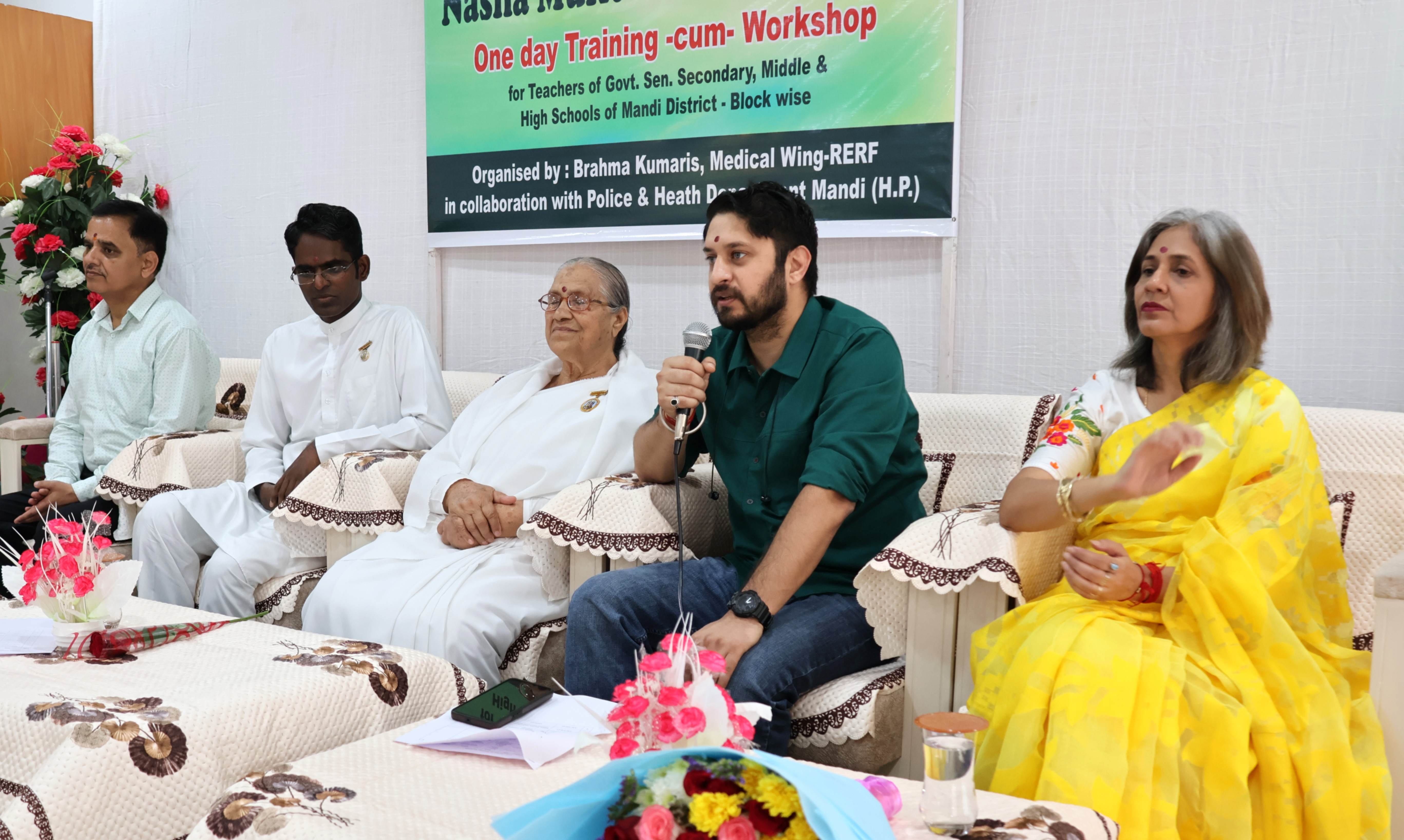 अध्यापकों के लिए विशेष जागरूकता कार्यक्रम शुभारंभ के अवसर पर।