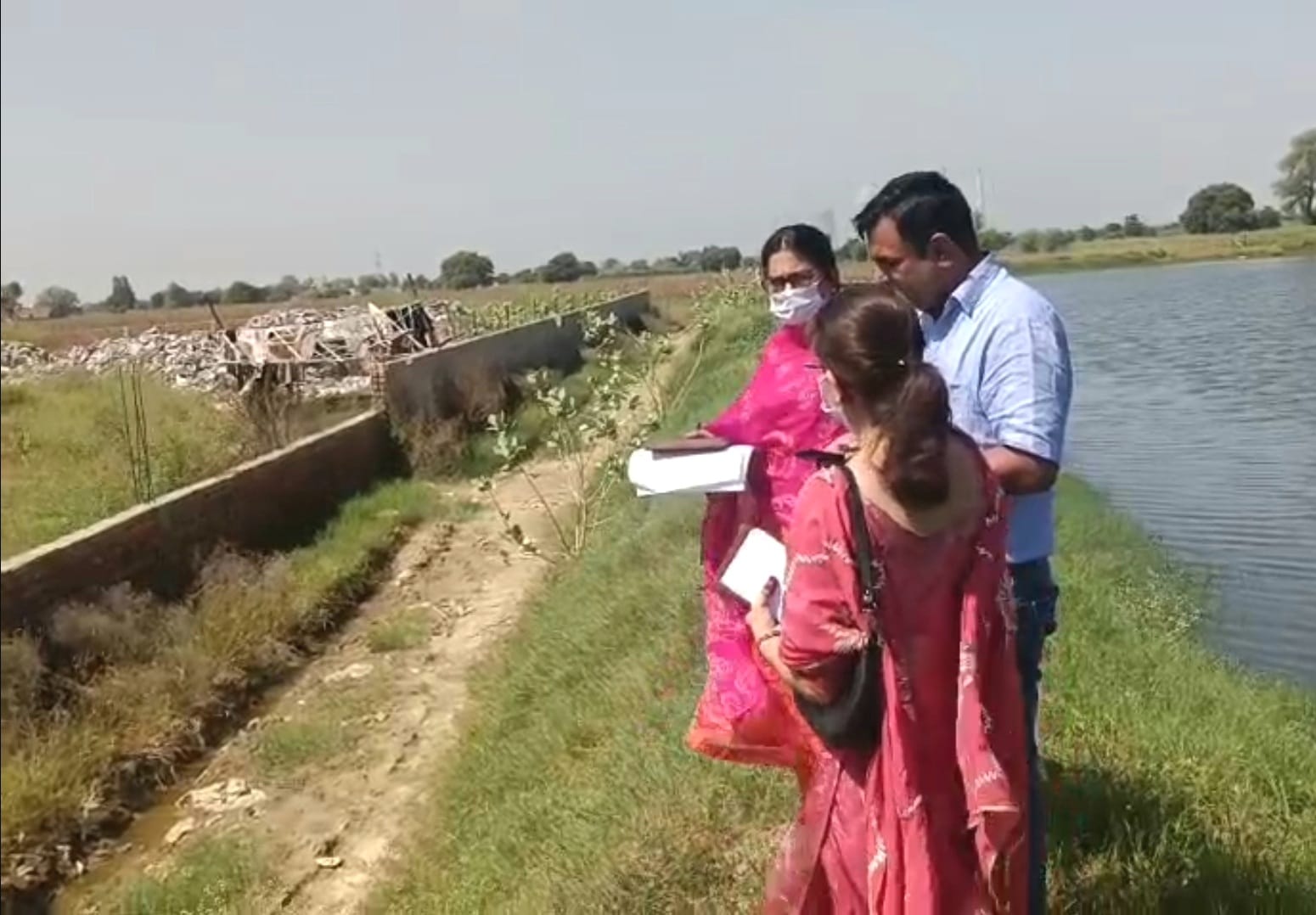 सफाई व्यवस्था जांचते सीएम फ्लाइंग टीम।