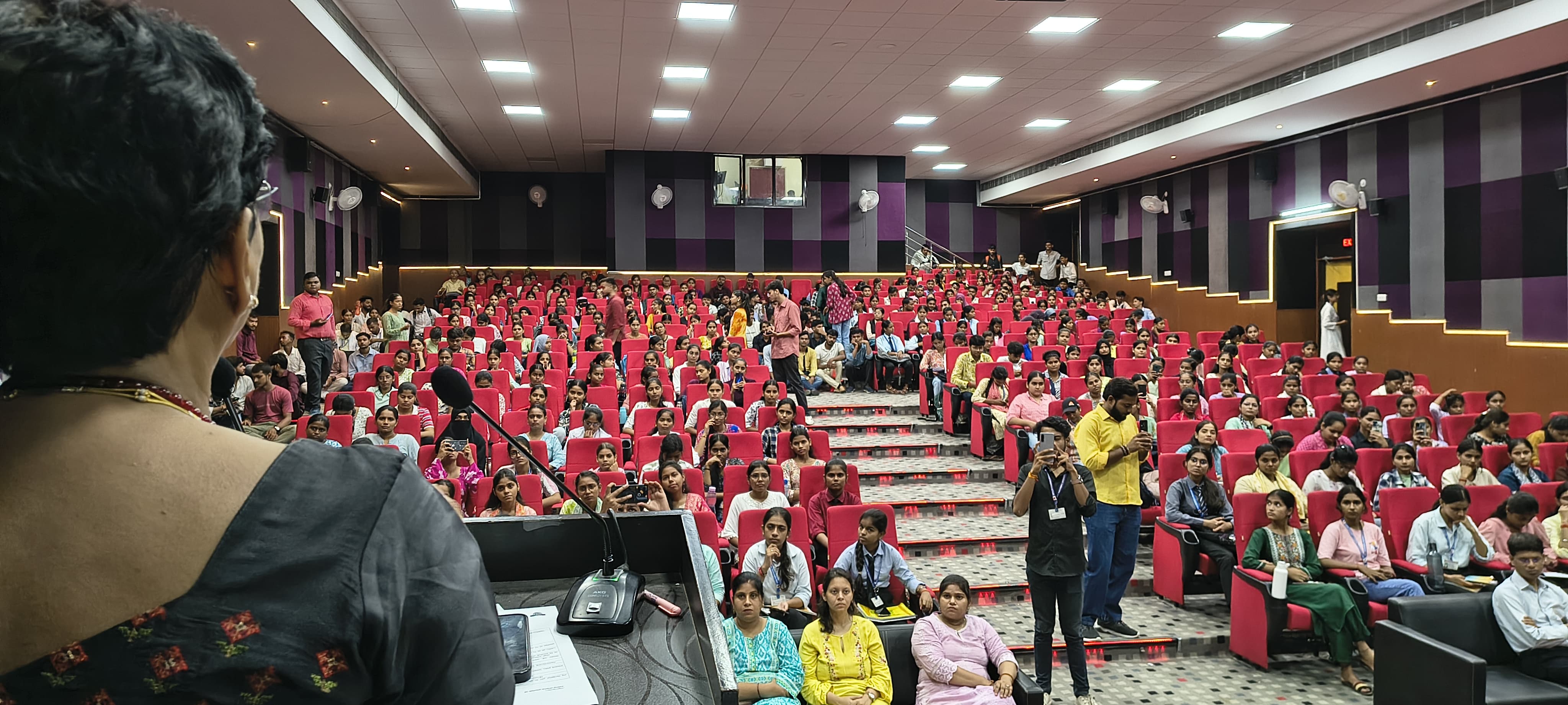 कार्यक्रम में भाग लेते हुए छात्र छात्राएं