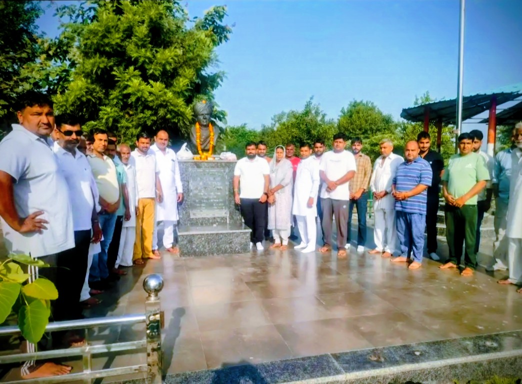 इसराना में ताऊ देवीलाल की प्रतिमा पर पुष्पांजलि अर्पित करते जेजेपी कार्यकर्ता।