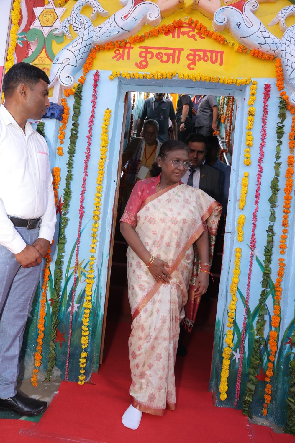 श्रीकुब्जा कृष्ण मंदिर के दर्शन कर लौटती राष्ट्रपति द्रौपदी मुर्मु