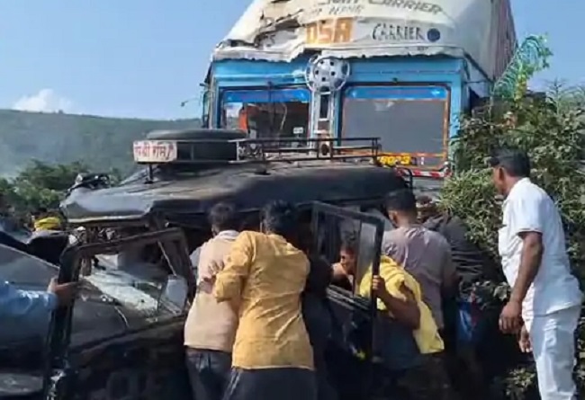 श्रद्धालुओं से भरी जीप को कंटेनर ने टक्कर मारी