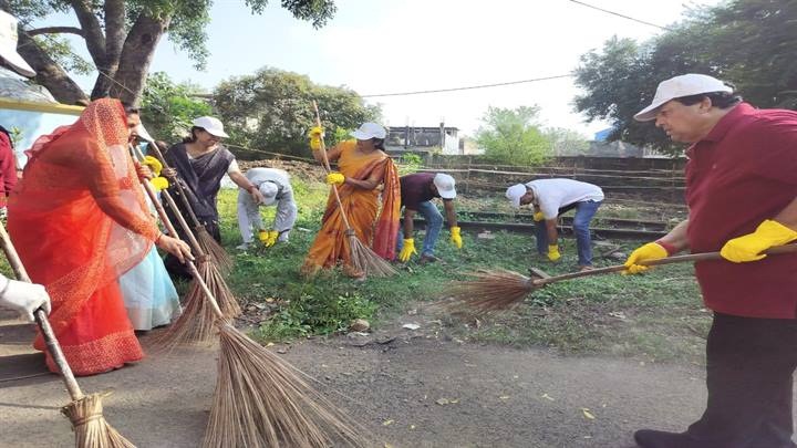 रायसेनः सेवा पखवाड़ा के तहत विधायक पटवा ने औबेदुल्लागंज में स्वच्छता कार्यक्रम में किया श्रमदान