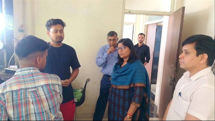 ग्वालियरः कलेक्टर ने मुरार अस्पताल का किया आकस्मिक निरीक्षण