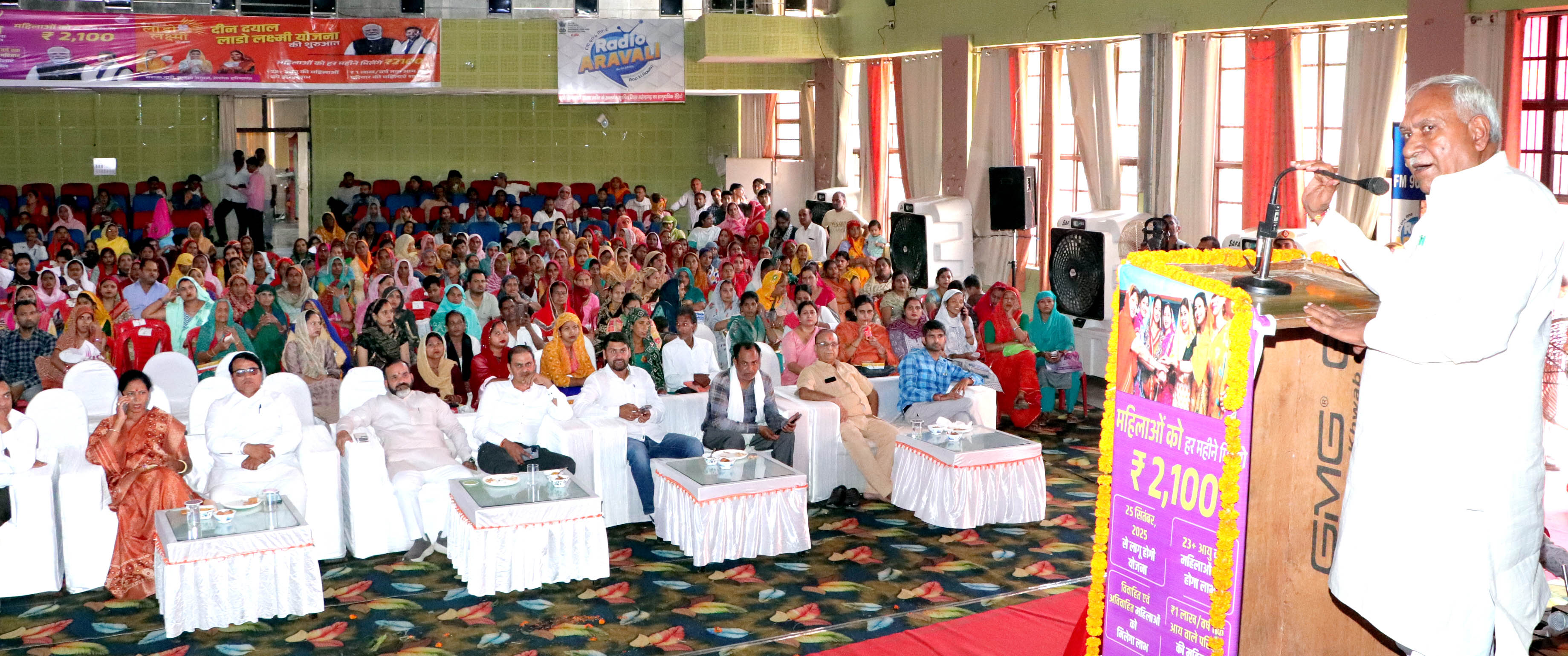 जिला स्तरीय कार्यक्रम में संबोधित करते पूर्व मंत्री एवं नारनौल के विधायक ओम प्रकाश यादव।