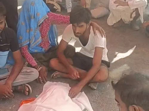 परिजन व ग्रामीण शव को थाने के सामने लेकर बैठ गए।