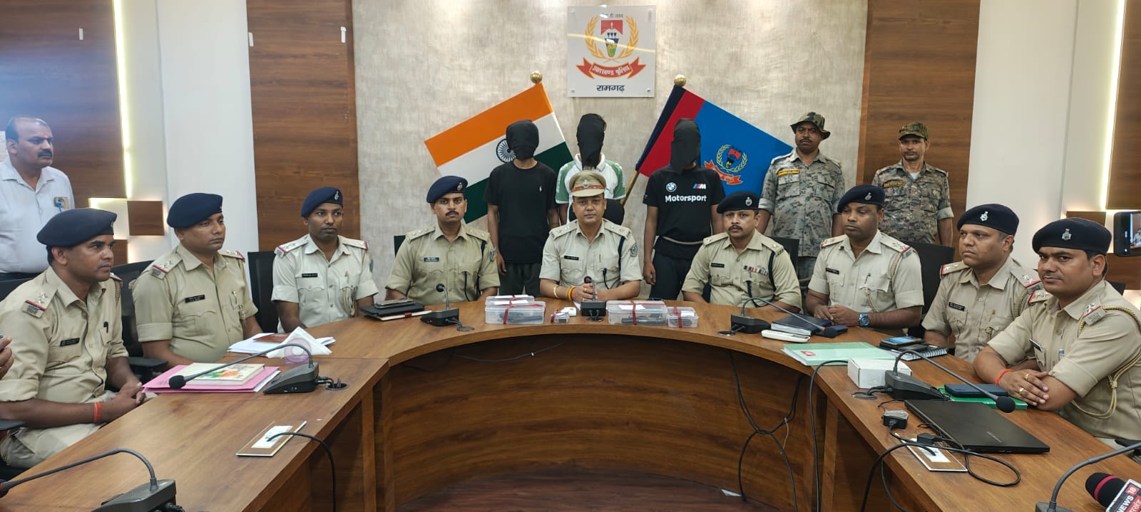 प्रेस कॉन्फ्रेंस करते एसपी