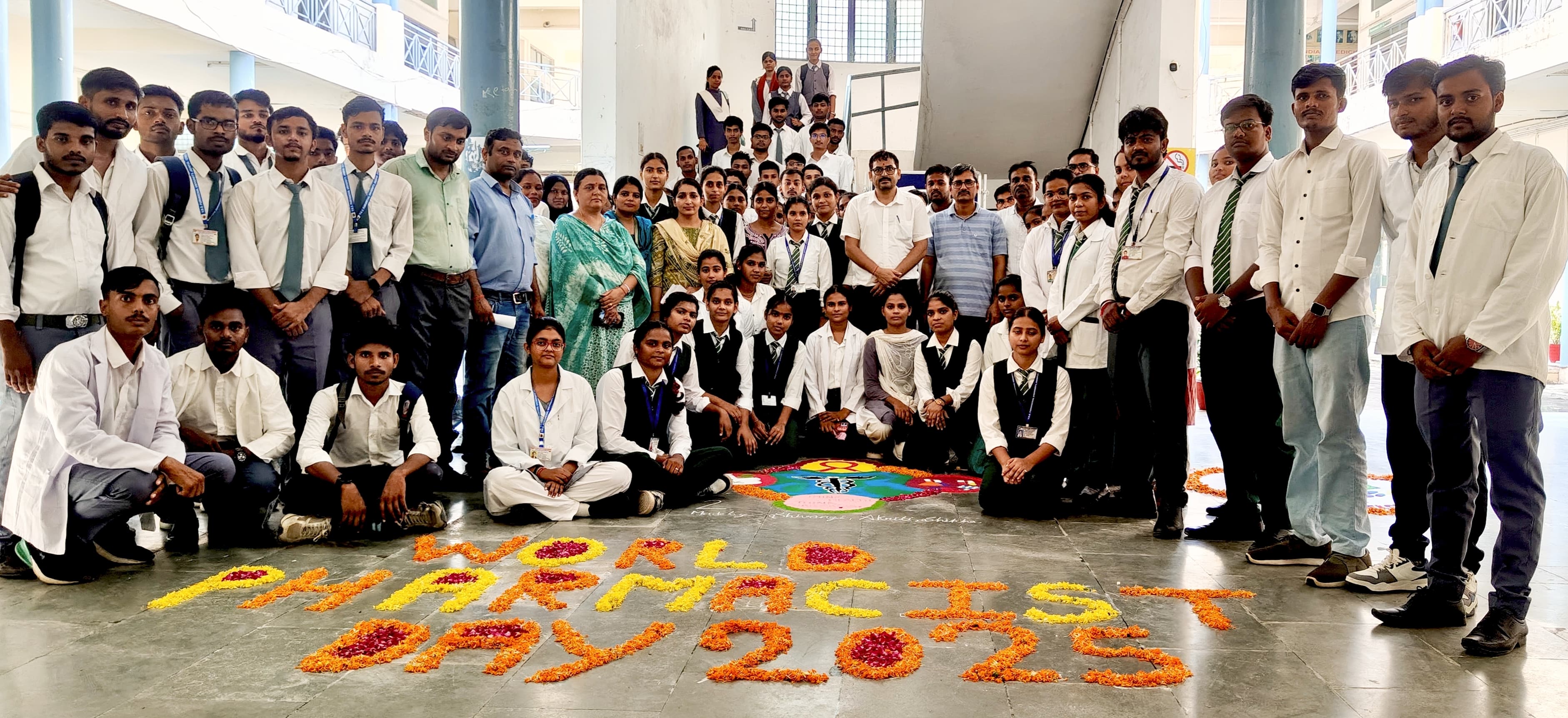 विश्व फार्मासिस्ट दिवस पर पूर्वांचल विश्वद्यालय में आयोजित कार्यक्रम में उपस्थित छात्र छात्राएं