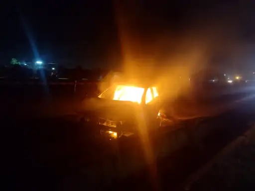 कार में अचानक आग लग गई