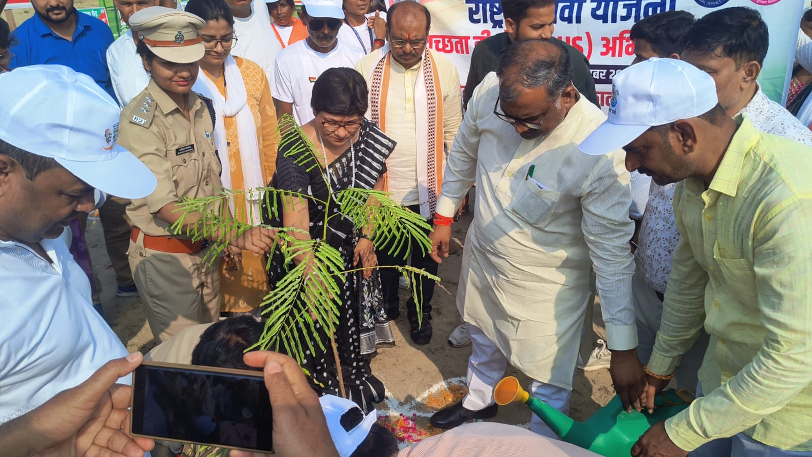 नमामि गंगे स्वच्छता पखवाड़ा अभियान के तहत राज्य मंत्री गिरीश चंद्र यादव पौधारोपण करते हुए
