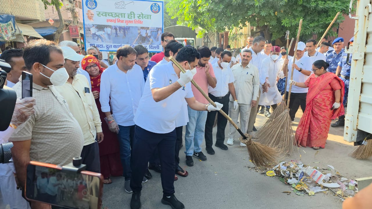 करावल नगर क्षेत्र के तुकमीरपुर में श्रमदान कार्यक्रम में हिस्सा लेते मंत्री कपिल मिश्रा