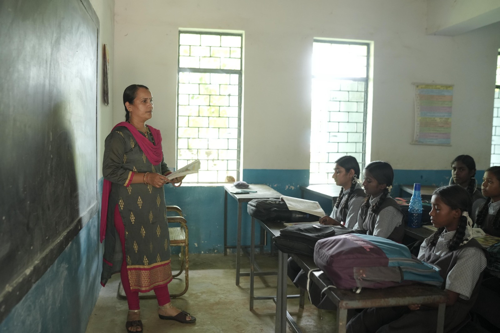 कोरबा : अब अंग्रेजी से नहीं लगेगा डर, युक्ति युक्तकरण से गांव के विद्यार्थियों की पढ़ाई हुई बेहतर