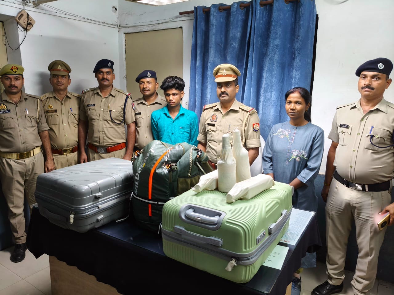 जीआरपी बरेली जंक्शन पुलिस की गिरफ्त में शराब तस्कर अरबाज अख्तर, बरामद शराब की पेटियों के साथ।