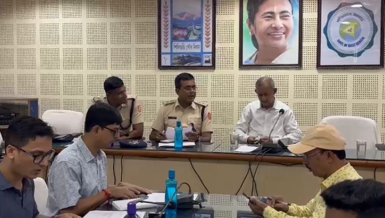 सिलीगुड़ी नगर निगम में पुलिस प्रशासन और परिवहन विभाग के अधिकारियों के साथ बैठक