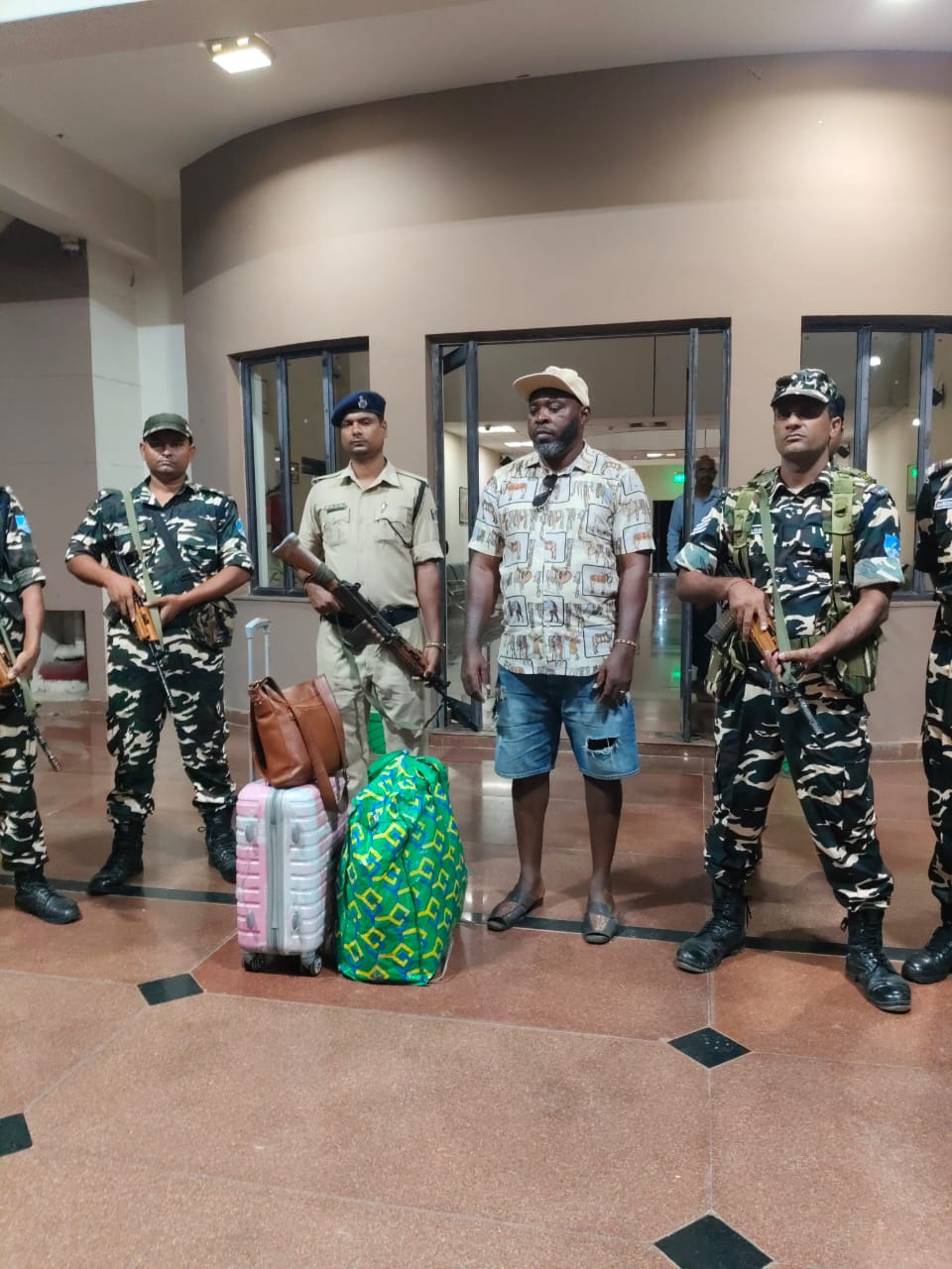 एसएसबी के गिरफ्त में विदेशी नागरिक