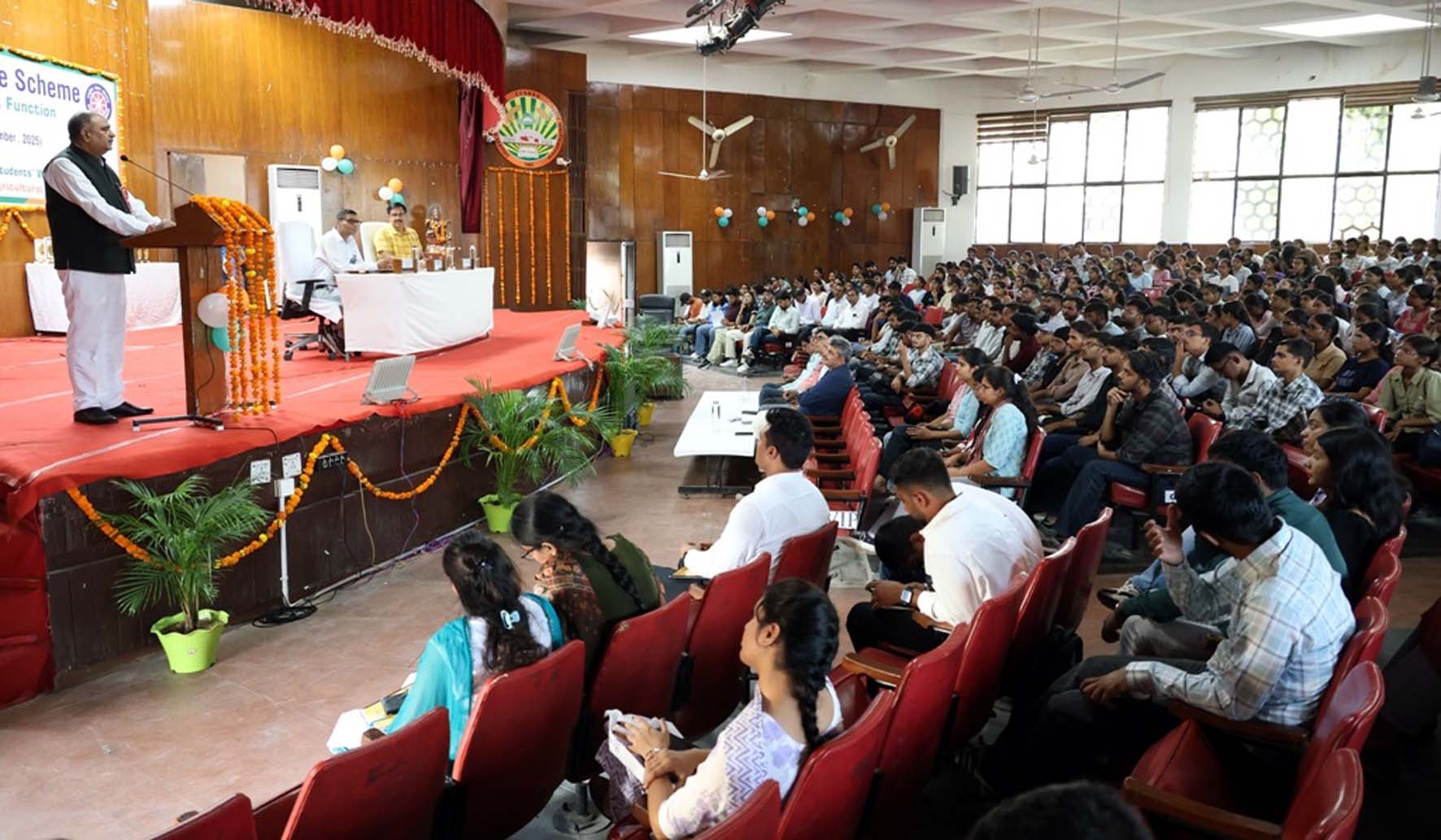 कार्यक्रम को संबोधित करते कुलपति प्रो. बीआर कम्बोज।