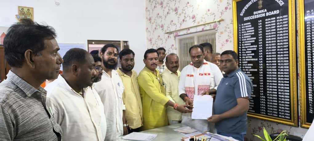 एसपी को ज्ञापन सौंपते भाजपा कार्यकर्ता