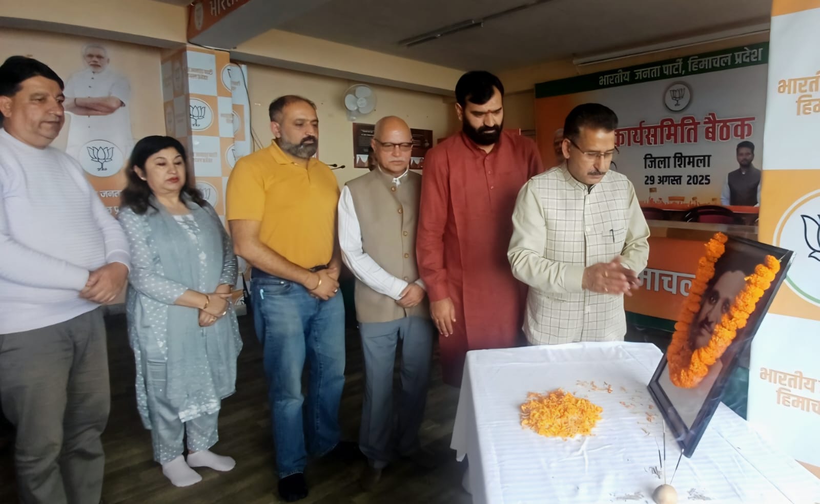 भाजपा पदाधिकारी दीनदयाल उपाध्याय को नमन करते हुए