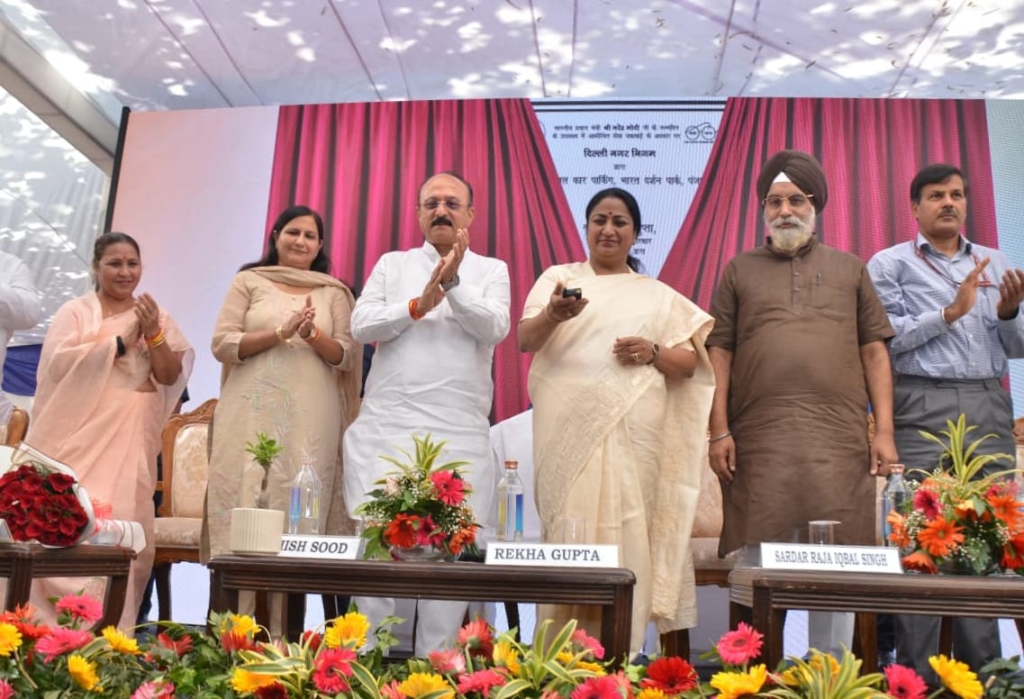 दिल्ली की मुख्यमंत्री रेखा गुप्ता के साथ महापौर, शिक्षा मंत्री आशीष सूद,