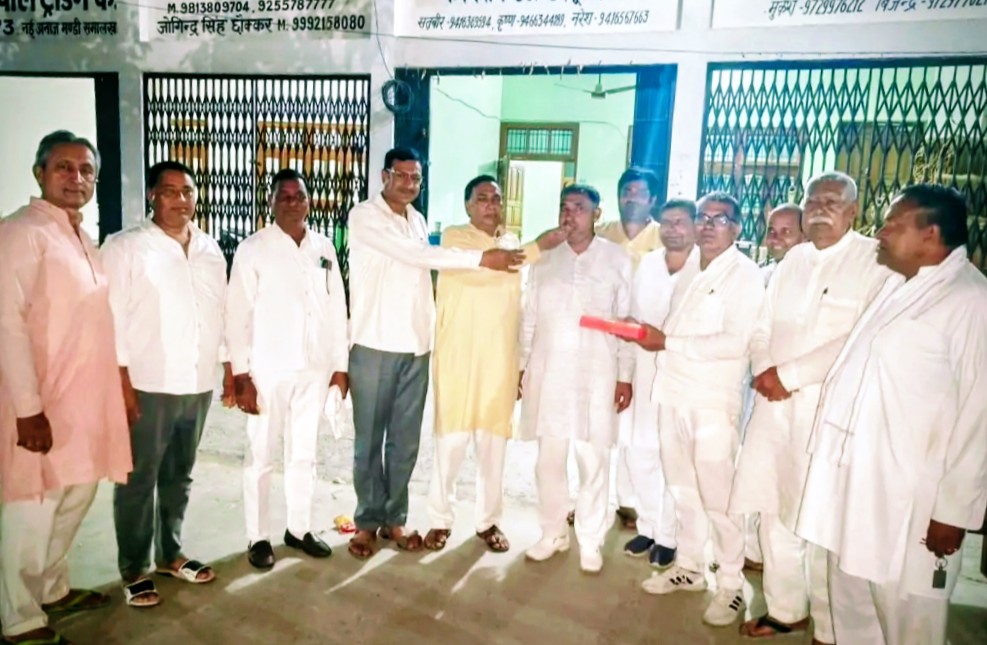 समालखा से विनय जैन के मार्किट कमेटी का अध्यक्ष बनने उनको बधाई देते लोग