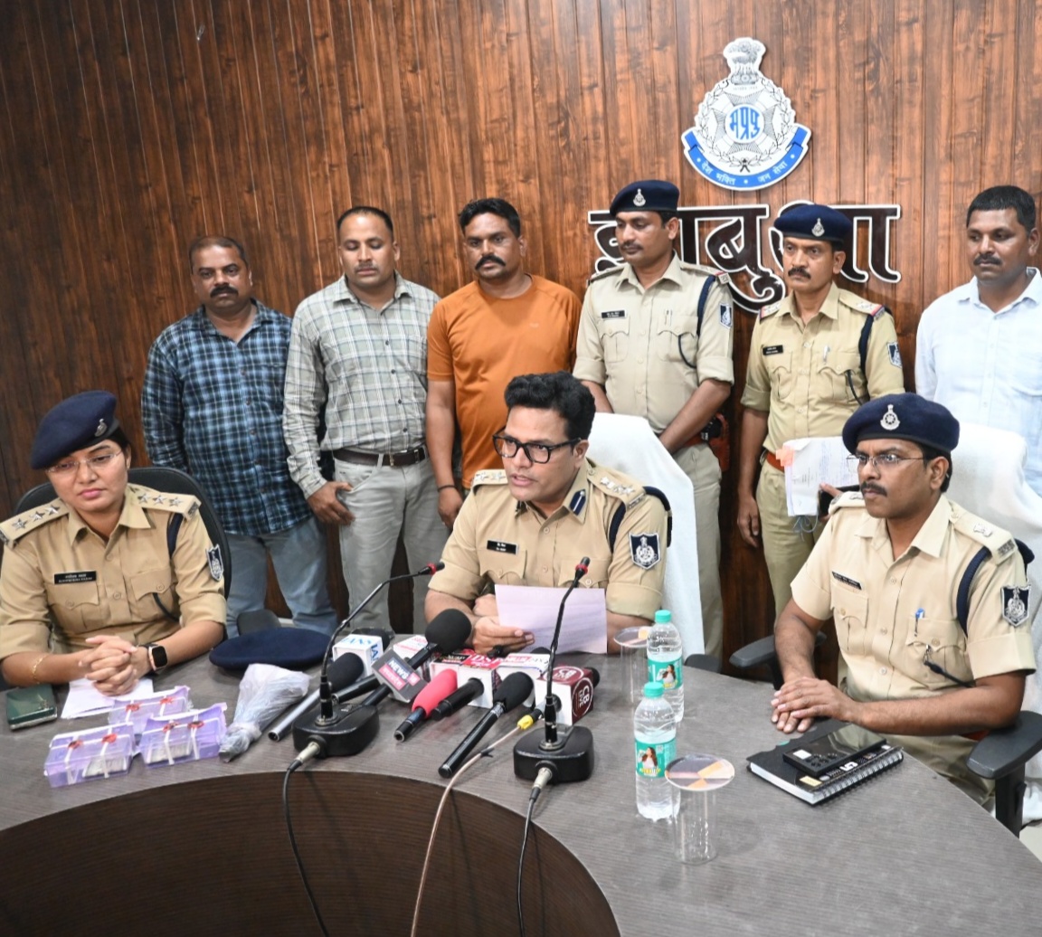 जानकारी देते हुए एसपी झाबुआ