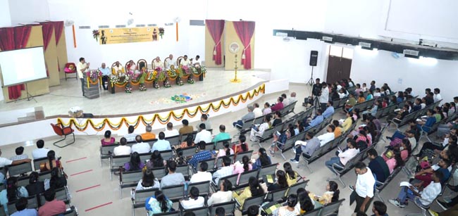 अतिथिगण एवं बैठे प्रबुद्धजन