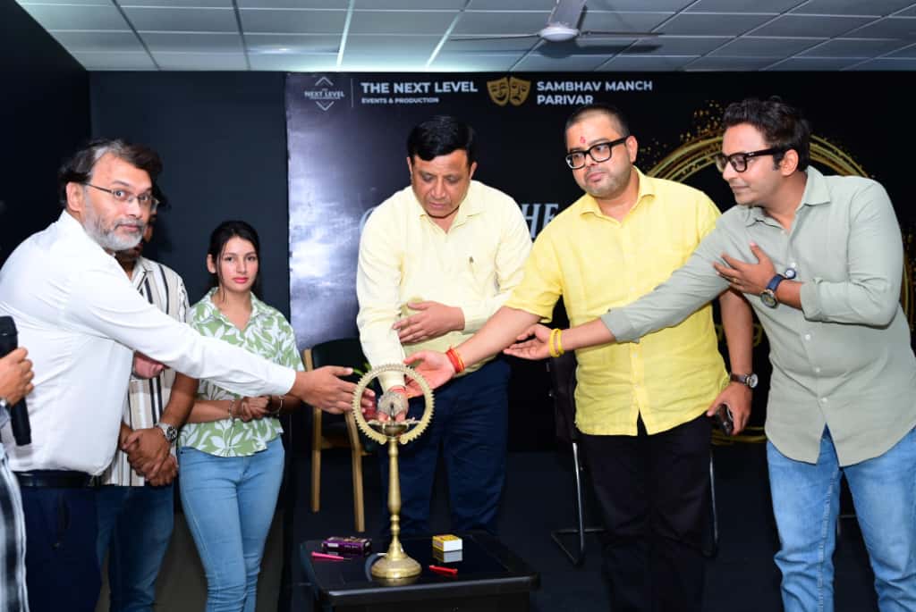 सूचना एवं लोक संपर्क विभाग के सभागार में  नेक्स्ट लेवल एवं संभव कला मंच की ओर से आयोजित पांच दिवसीय एक्टिंग कार्यशाला का शुभारंभ करते अतिथि।