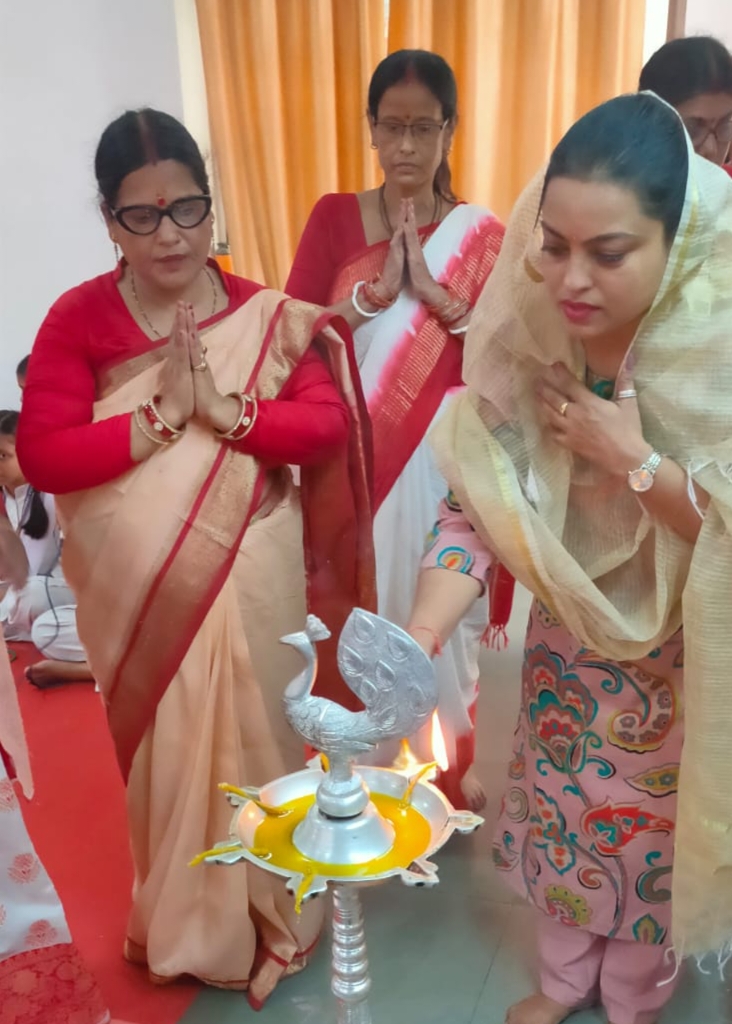 कार्यक्रम का उद्घाटन करते अतिथि