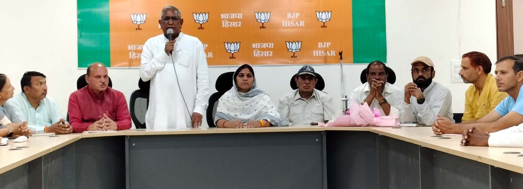 कार्यक्रम को संबोधित करते पूर्व विधायक सीताराम यादव।