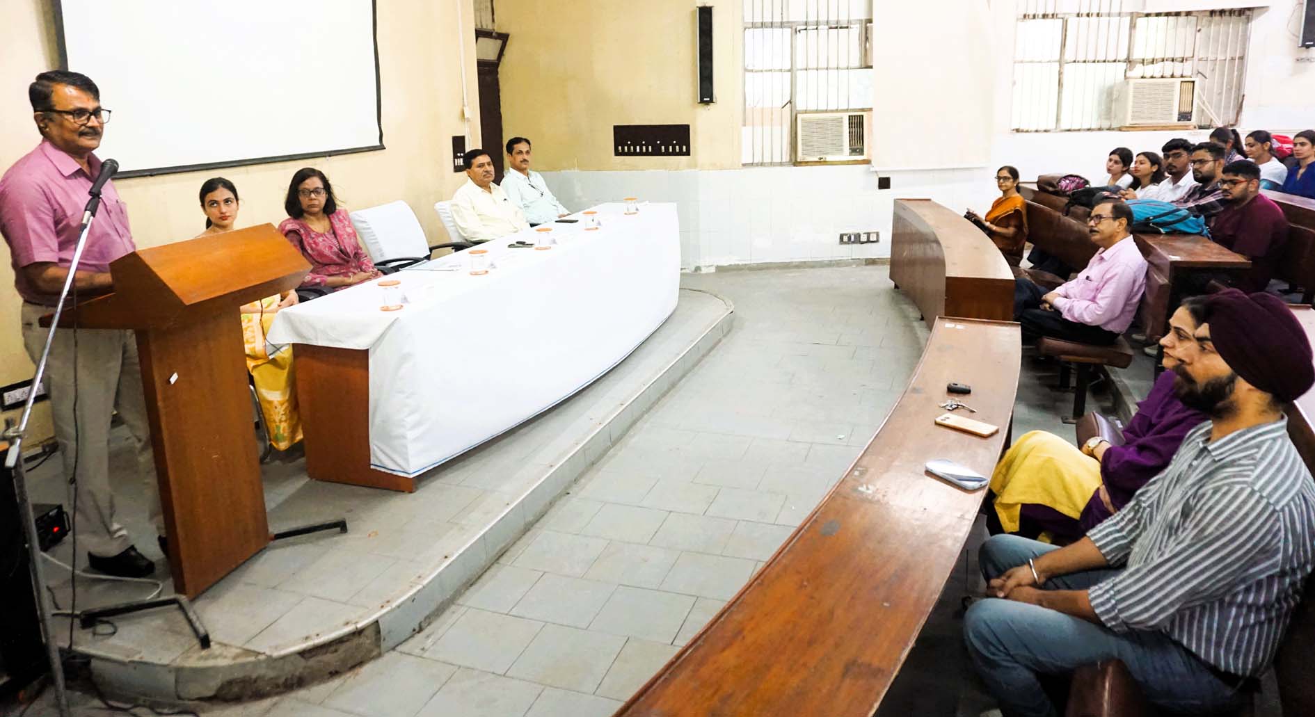 कार्यशाला को संबोधित करते मुख्य अतिथि डॉ. शरणगौड़ा बी. पाटिल।